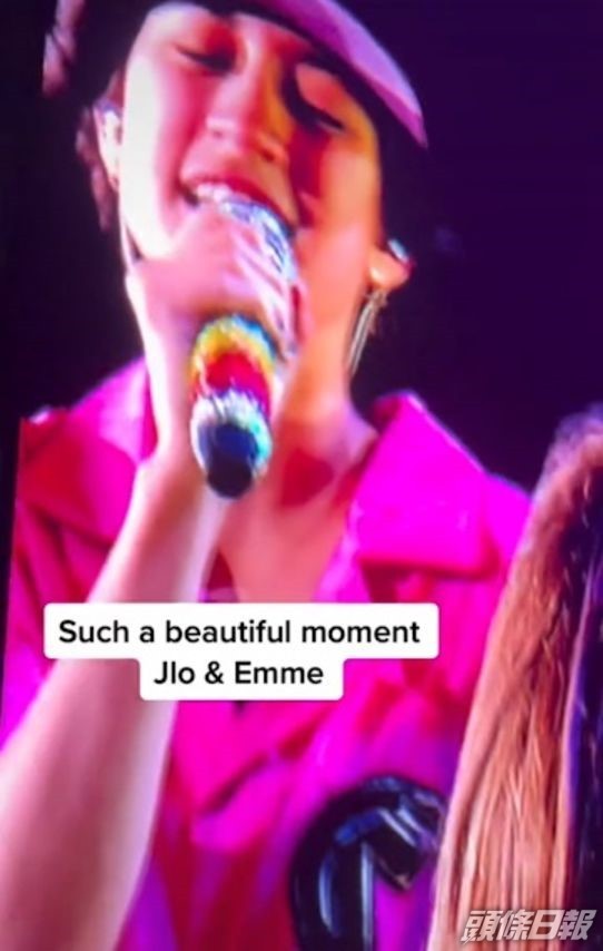 Emme演唱時手持彩虹咪高峰，彩虹正好代表LGBTQ族群。